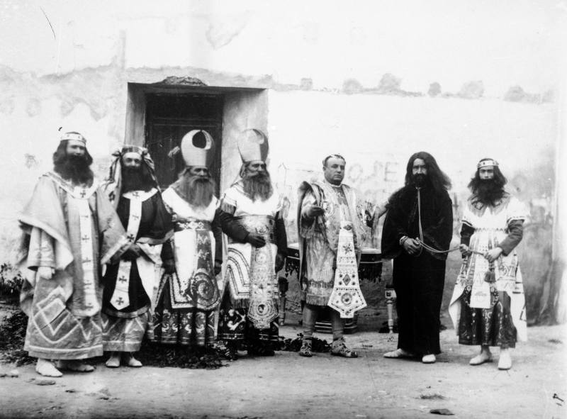 Grupo de actores ataviados para la representación del Drama de Pretorio, o Lavatorio de Pilatos, organizado por la cofradía California de Cartagena, en la tarde del Miércoles Santo