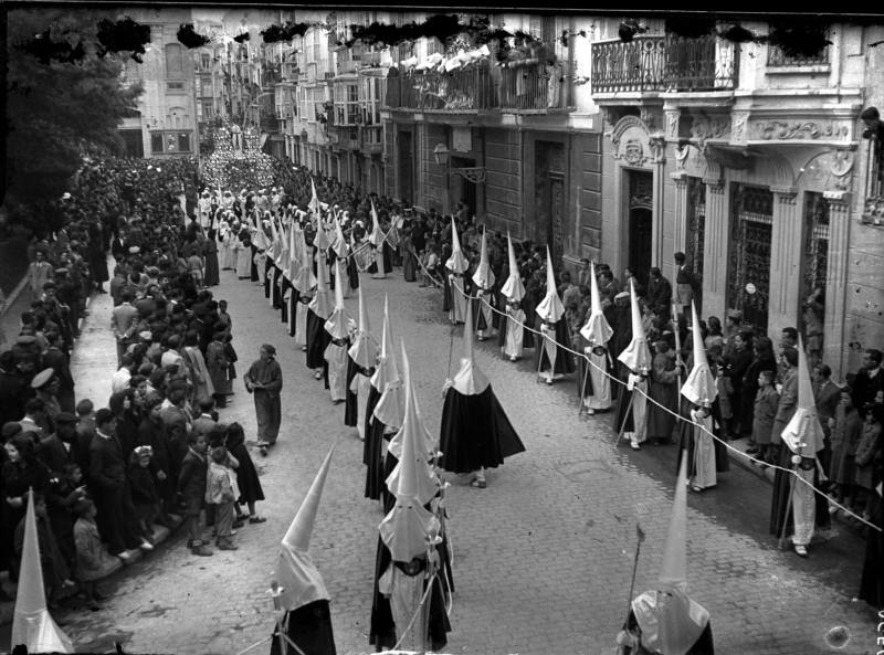 Procesión de un tercio de penitentes por la calle de la Caridad, altura de la plaza del Risueño, en Cartagena.
