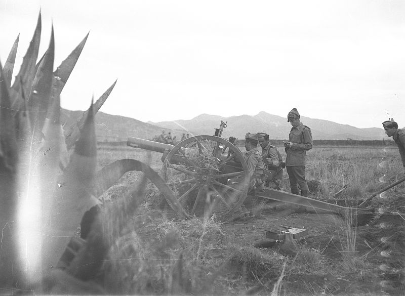 Vista de un cañón de campaña y su dotación de artilleros durante unas maniobras