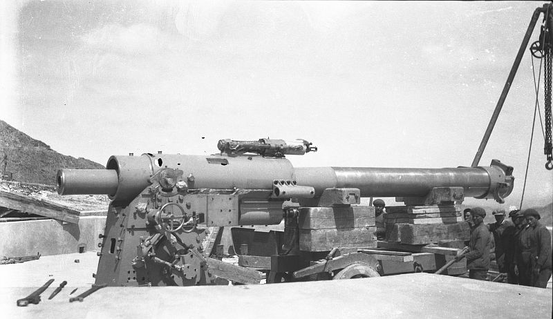 Montaje de una pieza de artillería en una de las baterías de costa de Cartagena
