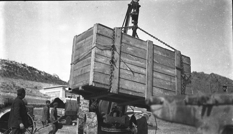 Una grúa locomóvil transportando un contenedor de madera en la batería de costa de La Parajola