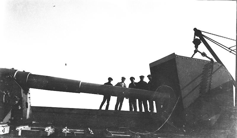 Instalación del escudo protector en una de las piezas de artillería de una de las baterías de costa de Cartagena