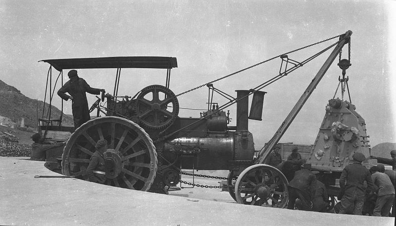 Una grúa locomóvil durante el montaje de las piezas de artillería en una batería de costa de Cartagena