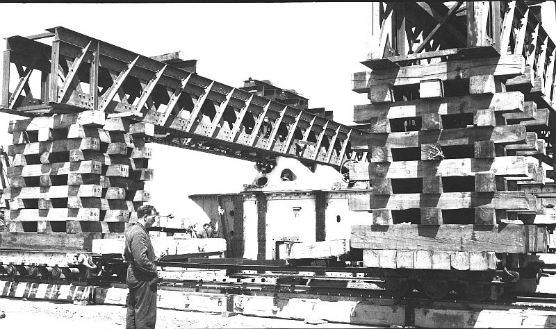 Vista de un puente grúa durante el montaje de las piezas de artillería en una batería de costa de Cartagena
