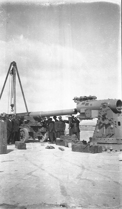 Montaje de una pieza de artillería en una de las baterías de costa de Cartagena