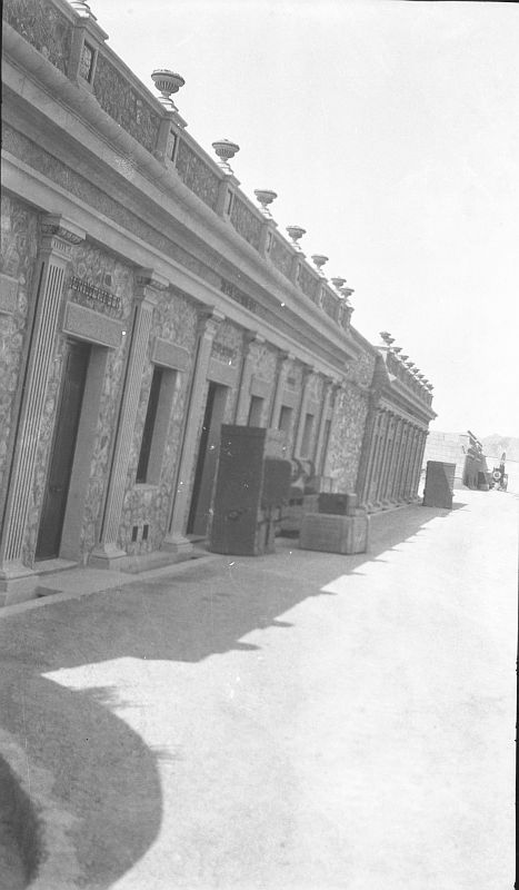 Vista de la fachada del edificio de repuestos de la batería de costa del Jorel
