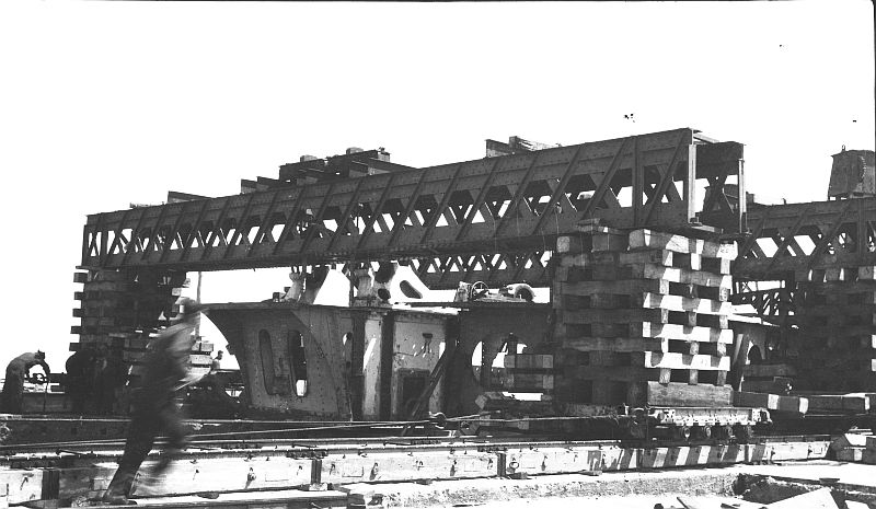 Vista de un puente grúa transportando la infraestructura de una pieza de artillería hacia su emplazamiento