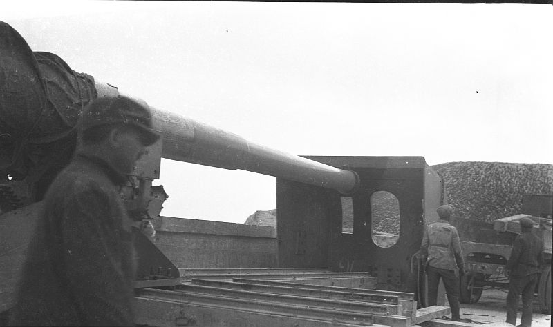 Vista del tubo y el escudo de un cañón antes de su ensamblaje