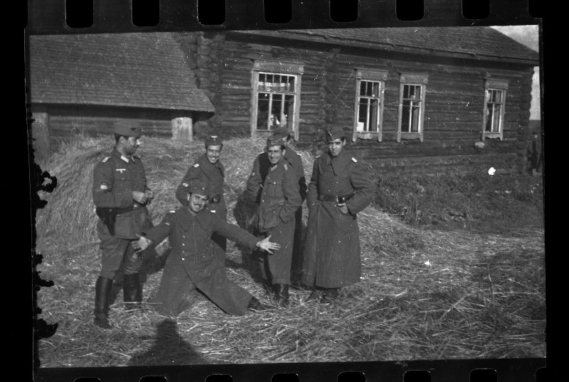 Un grupo de oficiales de la División Azul posando frente a un barracón en Rusia