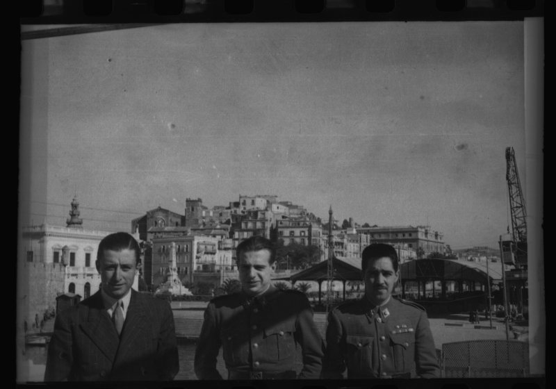 Retrato de Manuel Rodríguez de Viguri y dos acompañantes en la terraza del club de regatas de Cartagena