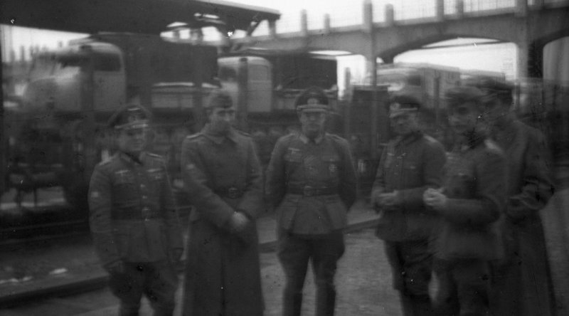 Retrato de un grupo de oficiales de la División Azul en una estación de tren