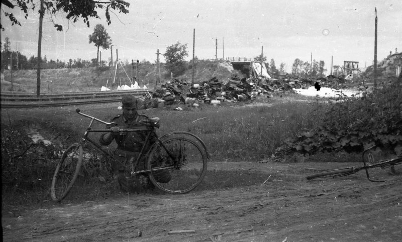 Retrato de un soldado de la División Azul reparando una bicicleta