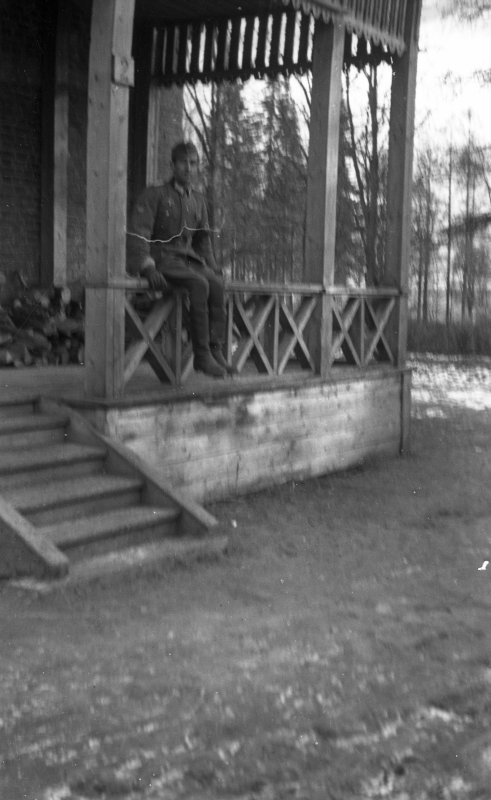 Retrato de un oficial de la División Azul sentado en el porche de una casa