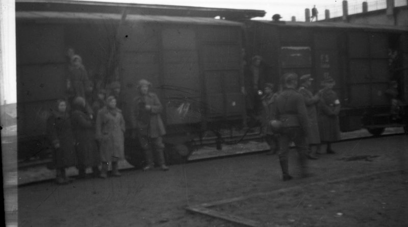Vista de un tren con civiles y soldados alemanes detenido en alguna estación del frente del este