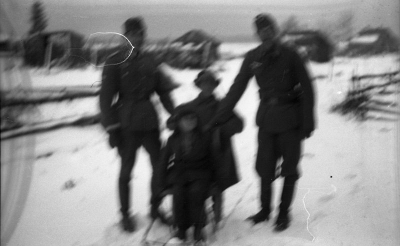 Retrato de dos soldados de la División Azul con dos niños rusos