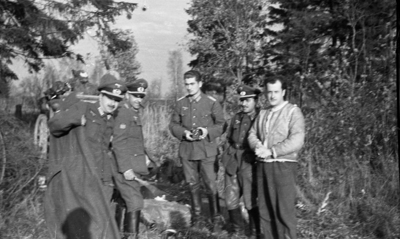 Retrato de cuatro oficiales de la División Azul con un civil en un bosque