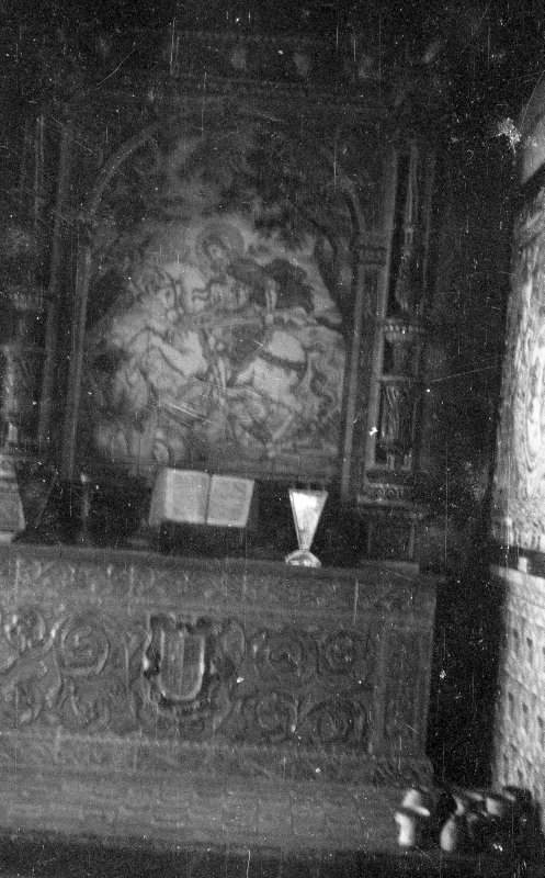 Vista de un altar con una pintura del apóstol Santiago Matamoros