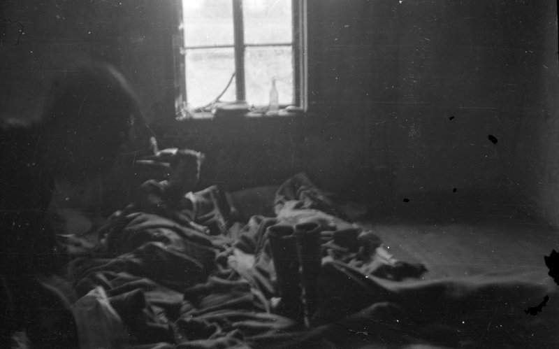 Dos militares en el interior de un dormitorio para oficiales de la División Azul