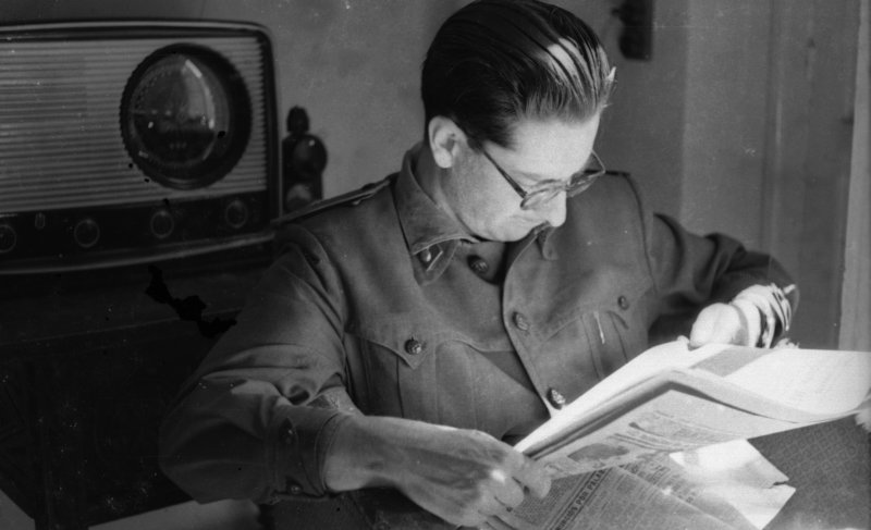 Retrato de Manuel Rodríguez de Viguri leyendo el periódico