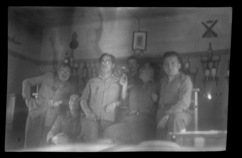 Retrato de un grupo de militares en la cantina de un cuartel