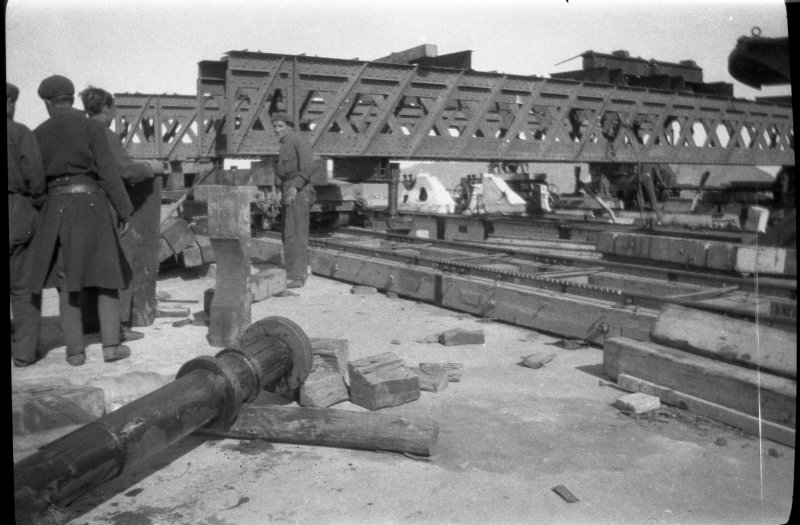 Vista de un puente grúa durante el montaje de una batería de artillería de costa