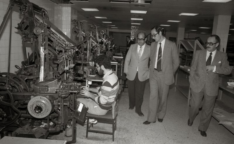 El gobernador civil Juan José Izarra visita los talleres del periódico Línea en su nuevo edificio del Polígono de La Fama de Murcia.