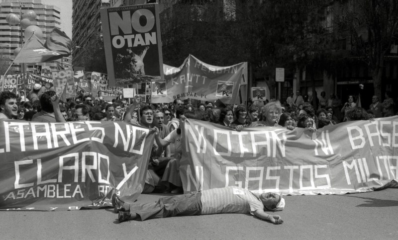 Una manifestación contra el ingreso de España en la OTAN recorre las principales calles de Murcia en mayo de 1985.