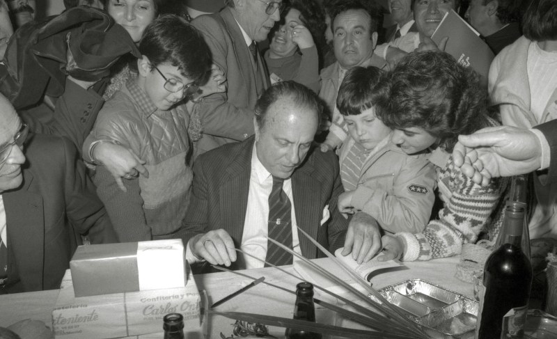 Manuel Fraga firma autógrafos a unos niños tras la clausura del IV congreso regional de Alianza Popular, en Molina de Segura.