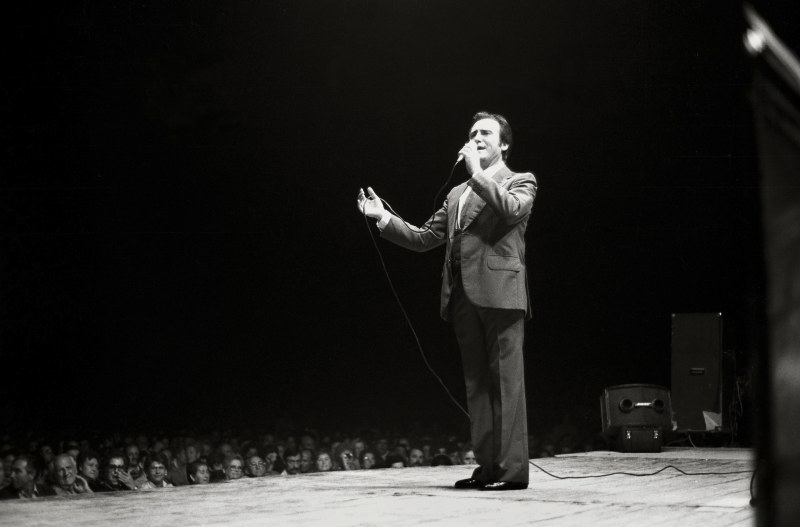 El cantante Manolo Escobar en plena actuación durante la Feria de Murcia