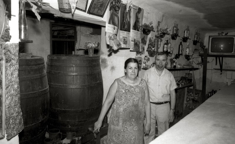 Vista del interior de la taberna típica El Yerbero de Murcia, con sus dueños detrás del mostrador.