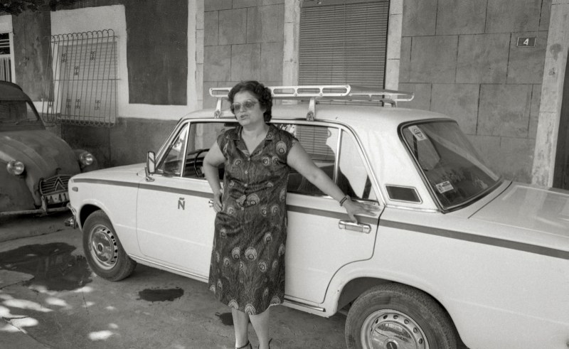 María Alarcón Buendía, la primera mujer taxista de Murcia, posa junto a su automóvil, en agosto de 1981.