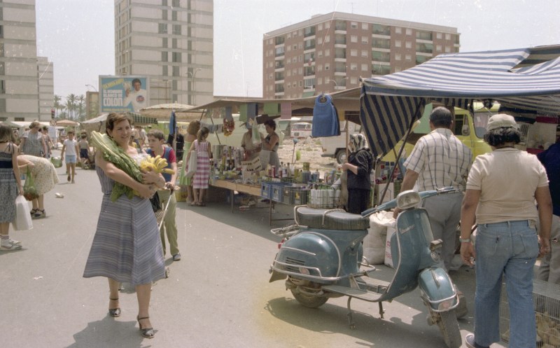 Puestos y clientes en el tradicional mercado de los jueves en el barrio de La Fama de Murcia.