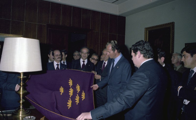 Entrega de una bandera de la Región de Murcia al Rey don Juan Carlos, en la sede del Consejo Regional, durante la visita de los monarcas a la ciudad en marzo de 1980.