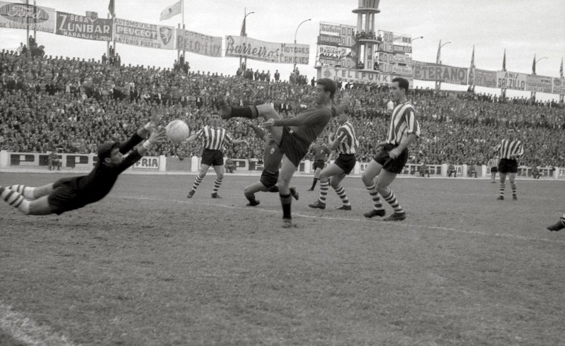 Jugada de ataque del Real Murcia en un partido de fútbol frente al Athlétic de Bilbao en el campo de La Condomina. 28 de febrero de 1965.