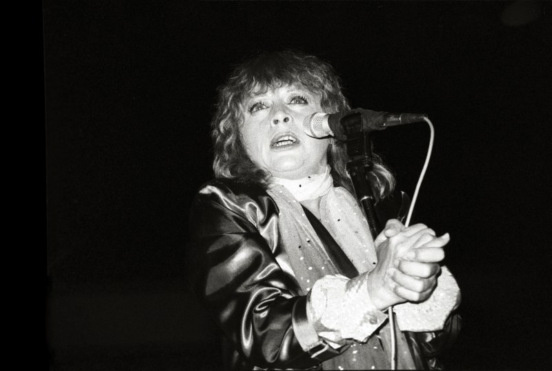 Primer plano de la cantante Mari Trini durante su actuación en la plaza de toros de Murcia, en septiembre de 1979.