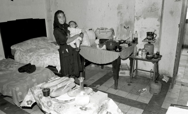 Una de las familias desfavorecidas alojadas en el antiguo Hotel Castilla de Murcia, en la carretera de Espinardo. Septiembre de 1979
