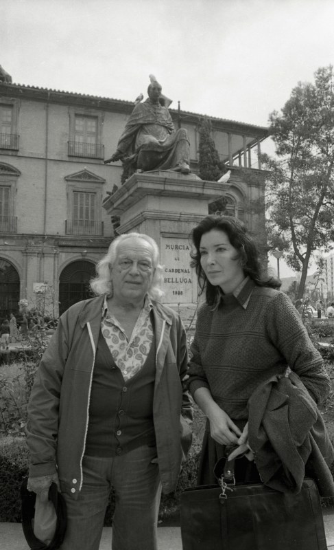 El poeta  Rafael Alberti y la actriz Nuria Espert posan junto al monumento al cardenal Belluga en la Glorieta de Murcia. Noviembre de 1982