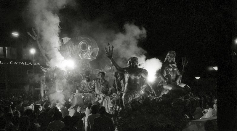 La carroza de la Sardina, durante el desfile del Entierro de la Sardina de Murcia del año 1973