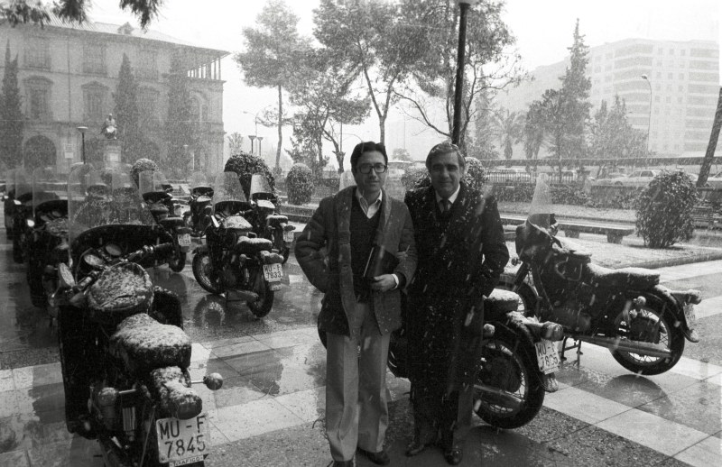 Los periodistas  Diego Vera y Adolfo Fernández Aguilar, en la Glorieta de Murcia, bajo una intensa nevada. Febrero de 1983.