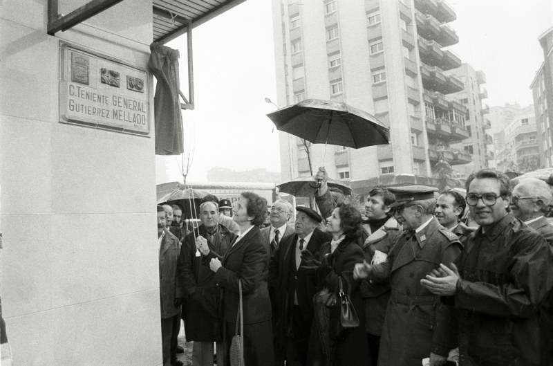 El ex vicepresidente y ex ministro de Defensa, teniente general Gutiérrez Mellado, asiste al descubrimiento de la placa que rotula con su nombre una de las principales calles de Murcia. Febrero de 1983