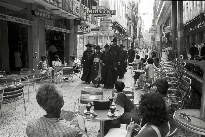 El autodenominado Papa Clemente y varios de sus seguidores pasean por la calle Trapería de Murcia en agosto de 1980