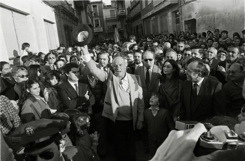 El actor Paco Rabal, durante el acto de inauguración de una calle con su nombre en su localidad natal, Águilas. Enero de 1984