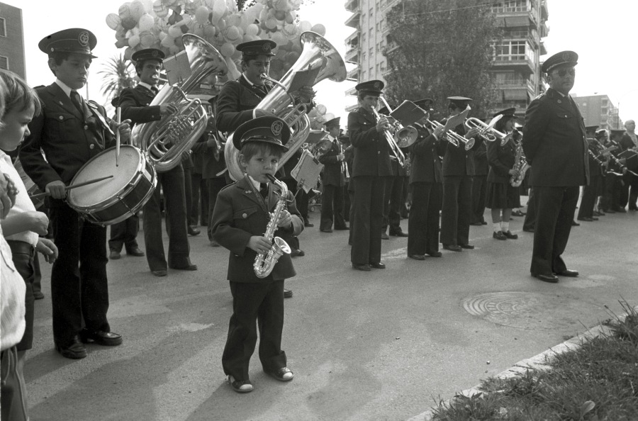 Actuación de la banda de música de Águilas durante la inauguración del Monumento al Niño, en la plaza Díez de Revenga de Murcia