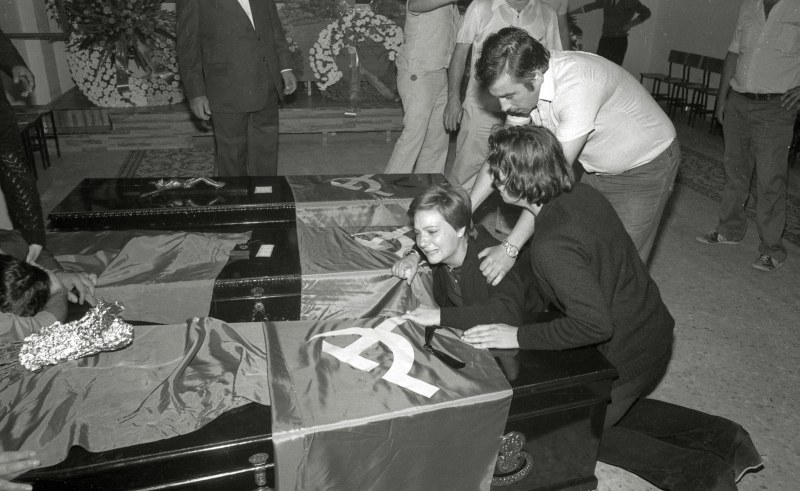 Familiares de los militantes comunistas fallecidos en accidente de autobús lloran sobre los féretros en la capilla ardiente instalada en el Hospital General de Murcia. Septiembre de 1981