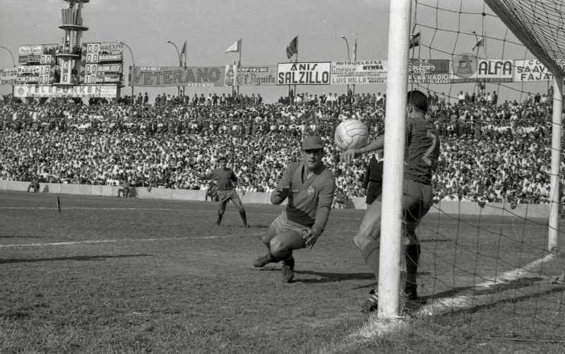 Gol del Real Murcia frente a la Unión Deportiva Levante, en el campo de La Condomina, que le valió su quinto ascenso a Primera División. Abril de 1963.