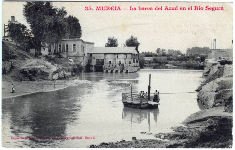 Murcia. La barca del azud en el Río Segura.