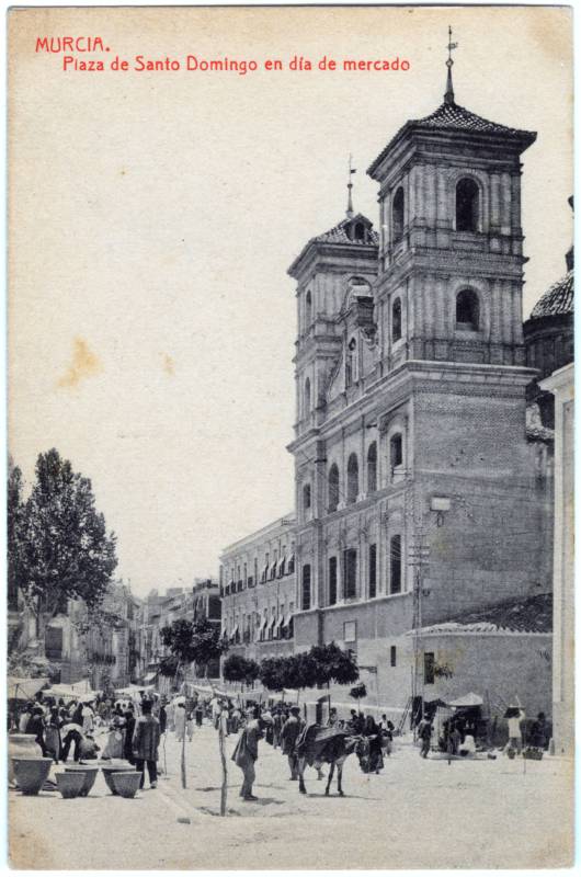 Plaza de Santo Domingo en dia de mercado. Murcia.