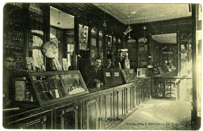 Fotografía del interior de la papelería e imprenta de S. Alarcón. Águilas.