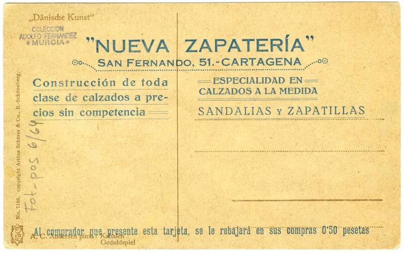 Grupo de mujeres jóvenes jugando a las cartas. Tarjeta publicitaria de 'Nueva Zapatería' en Cartagena. 