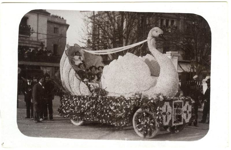 Postal de una carroza de la Batalla de Flores que representa a un cisne.